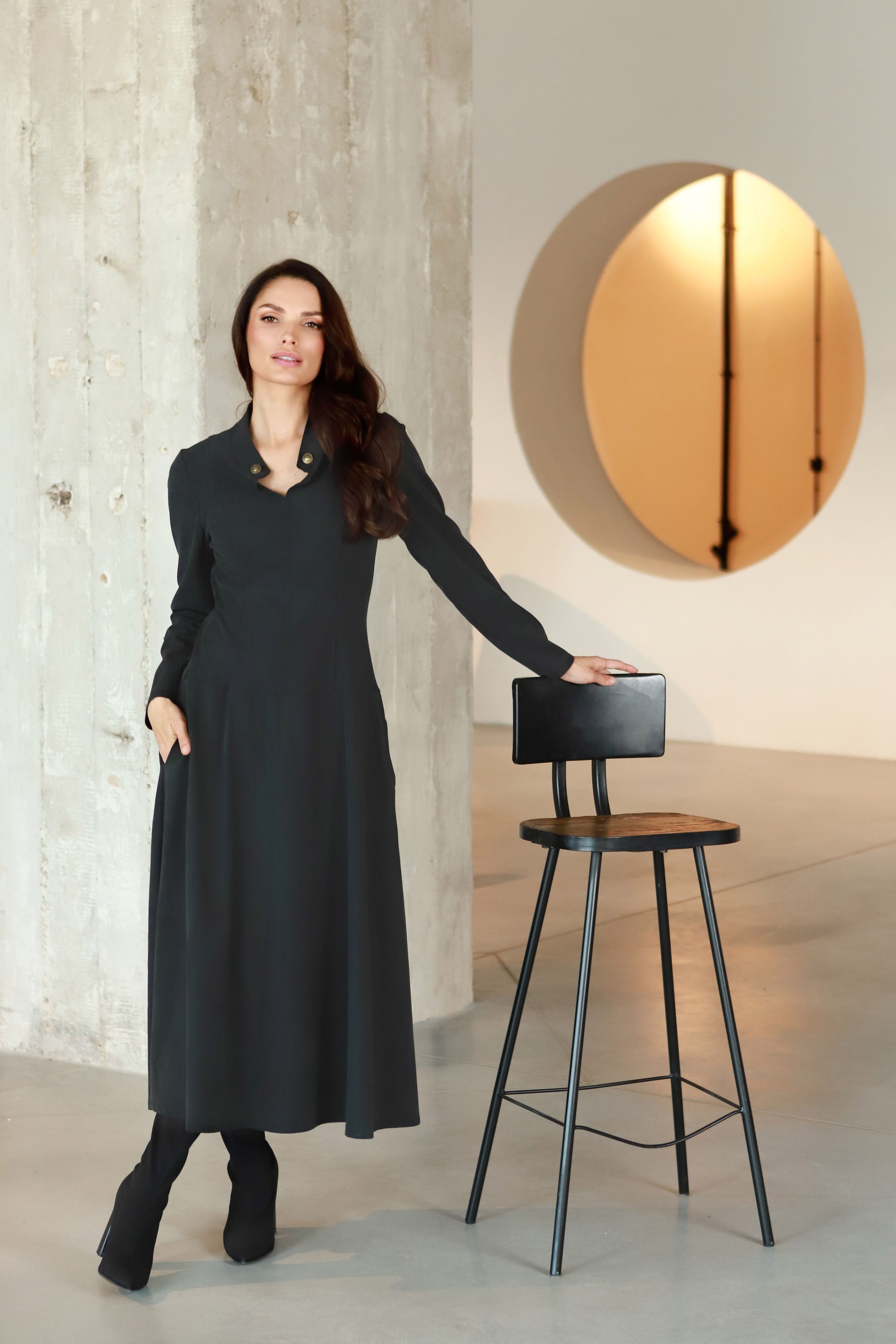 Elegantiška suknelė su stove ir sagutėmis „SELENA“ grafito juoda