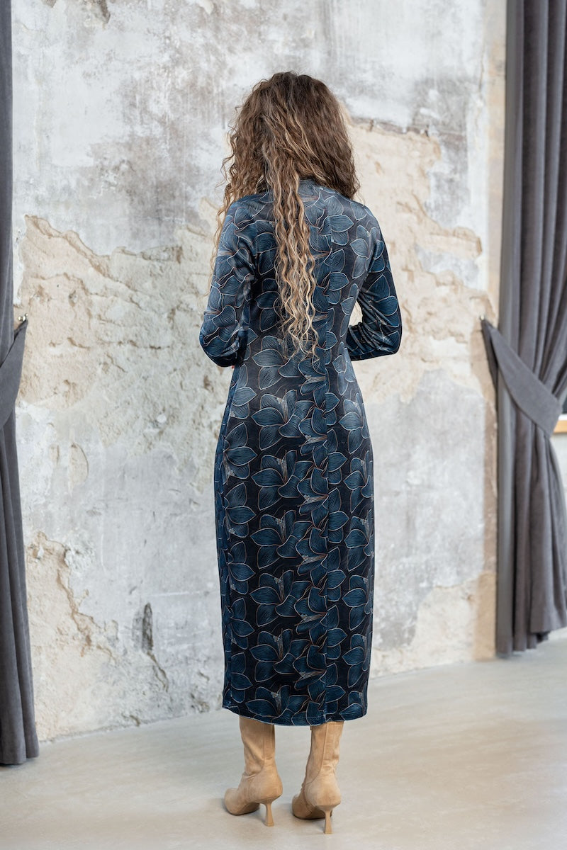 Elegantiškai priglundanti veliūrinė suknelė  "DIVINE" lotosų rašto