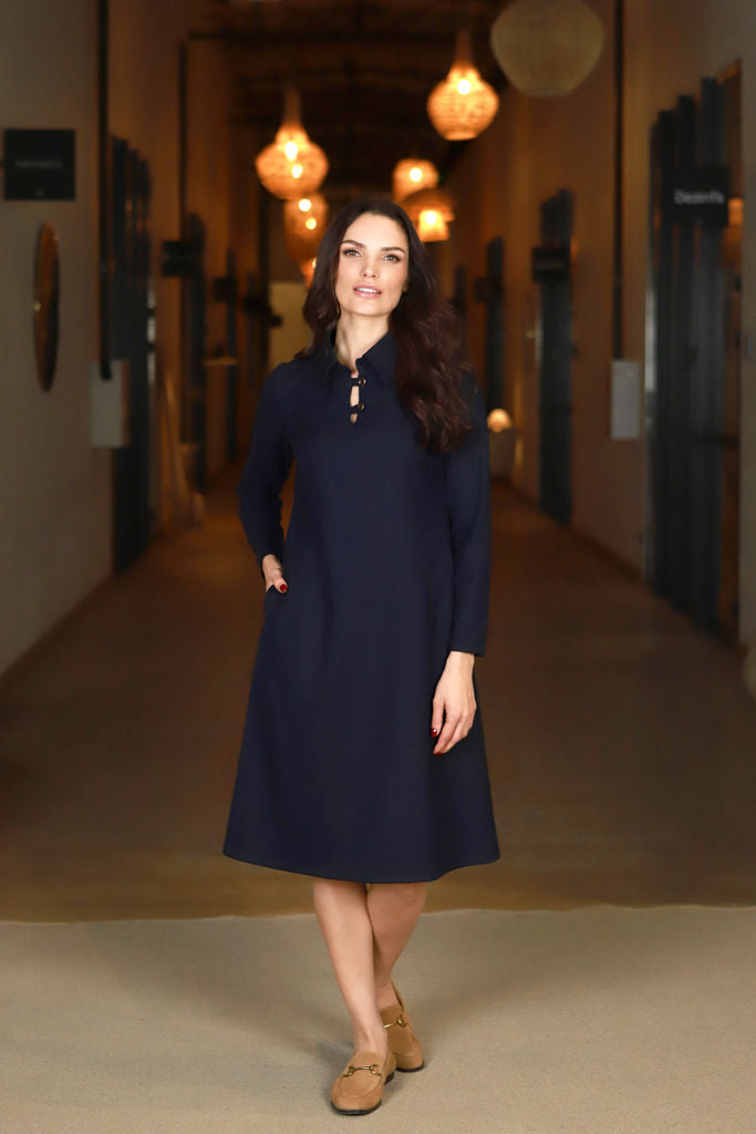 Trumpa suknelė su apykakle „VIENA“ gili mėlyna