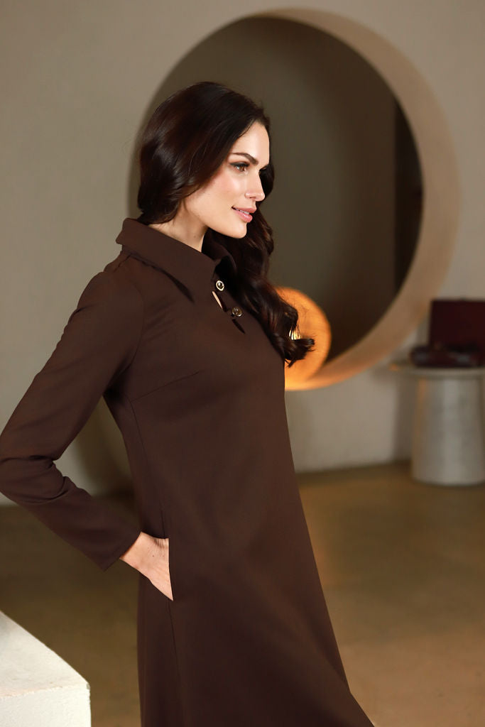 Trumpa suknelė su apykakle „VIENA“ šokoladinė