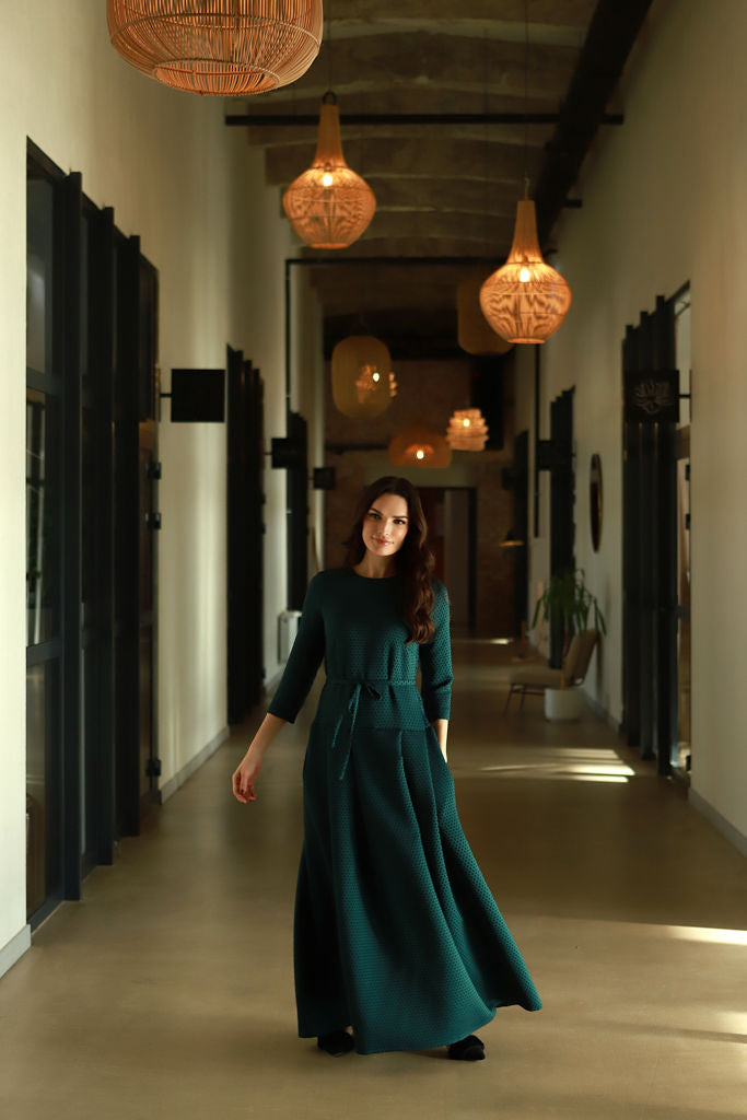 Ilga, žakardo viskozės suknelė  „AKIMIRKA“ žvilgantis smaragdas