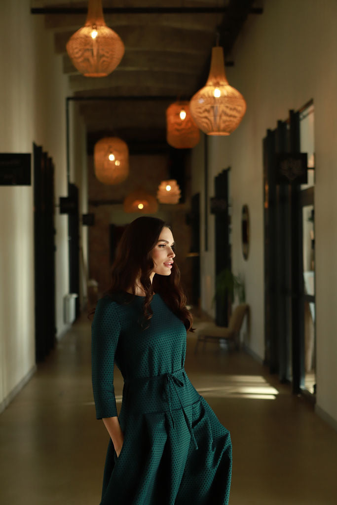 Ilga, žakardo viskozės suknelė  „AKIMIRKA“ žvilgantis smaragdas