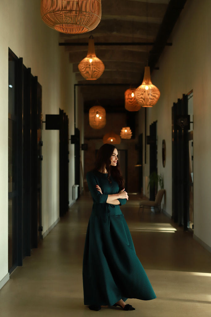 Ilga, žakardo viskozės suknelė  „AKIMIRKA“ žvilgantis smaragdas