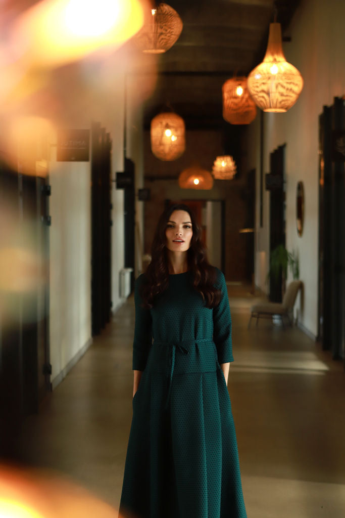 Ilga, žakardo viskozės suknelė  „AKIMIRKA“ žvilgantis smaragdas