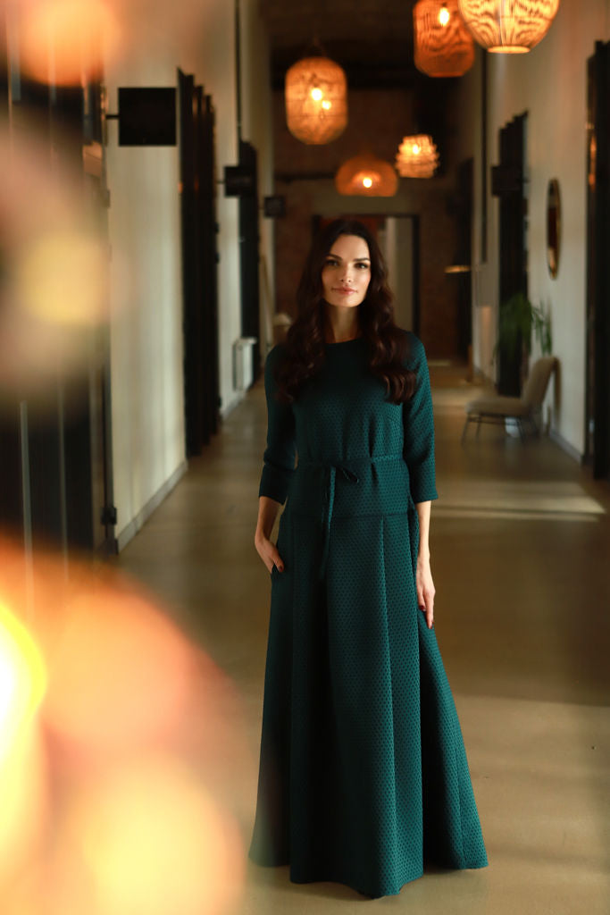 Ilga, žakardo viskozės suknelė  „AKIMIRKA“ žvilgantis smaragdas