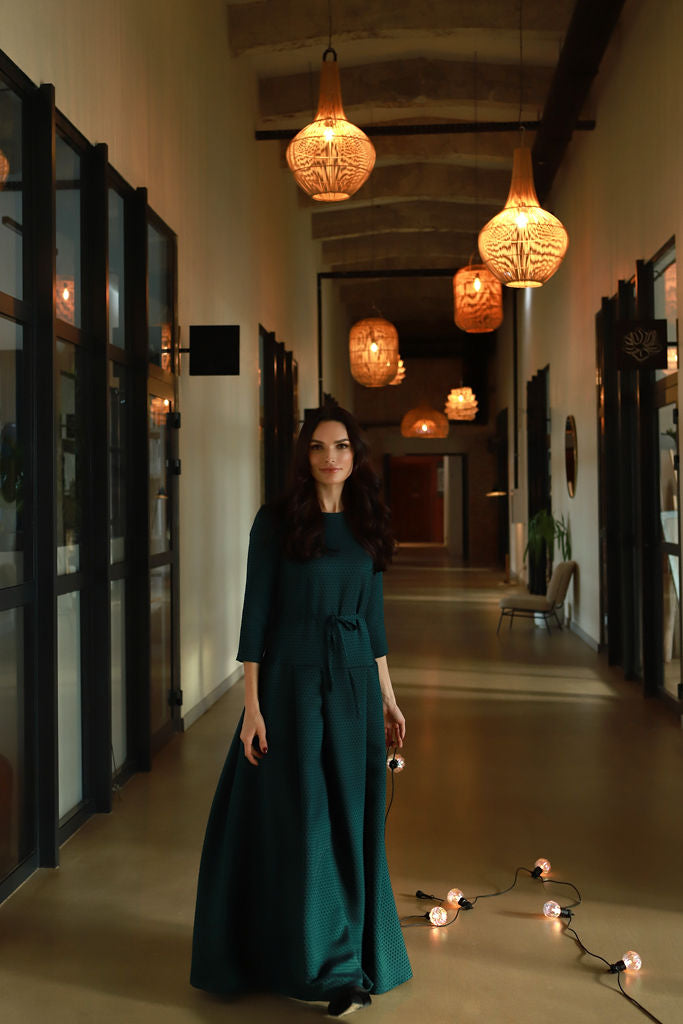 Ilga, žakardo viskozės suknelė  „AKIMIRKA“ žvilgantis smaragdas