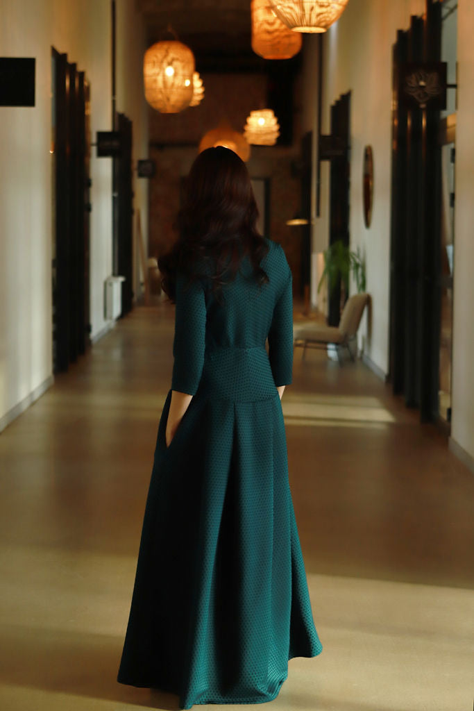 Ilga, žakardo viskozės suknelė  „AKIMIRKA“ žvilgantis smaragdas